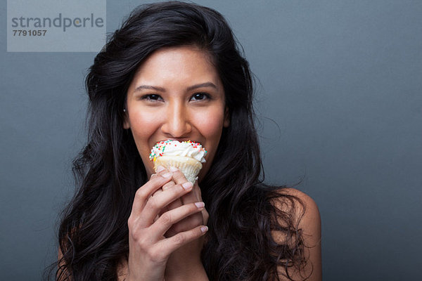 Junge Frau beim Muffinessen