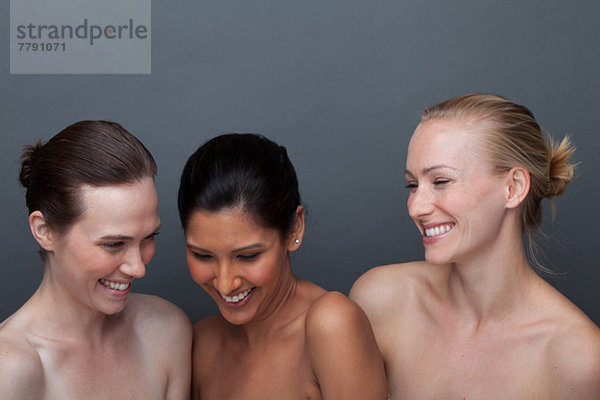 Drei junge Frauen  die lachen.