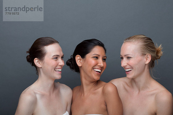 Drei junge Frauen  die lachen.