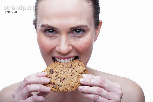 Junge Frau beißt Plätzchen