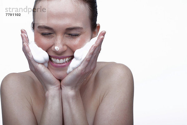 Junge Frau reinigt das Gesicht