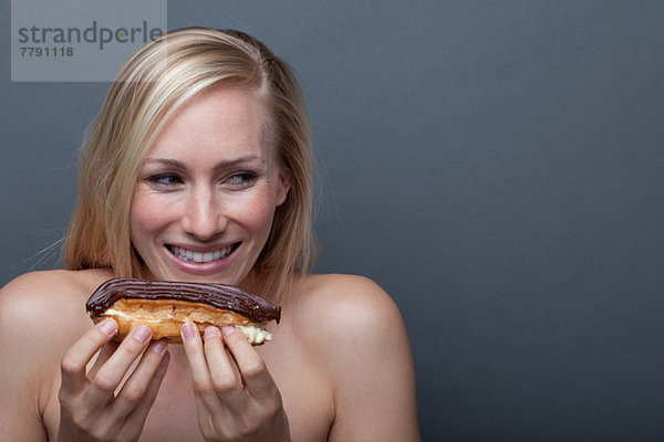 Junge Frau mit Schoko-Eclair