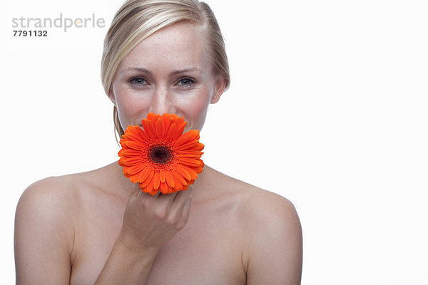 Junge Frau mit Orangenblüte