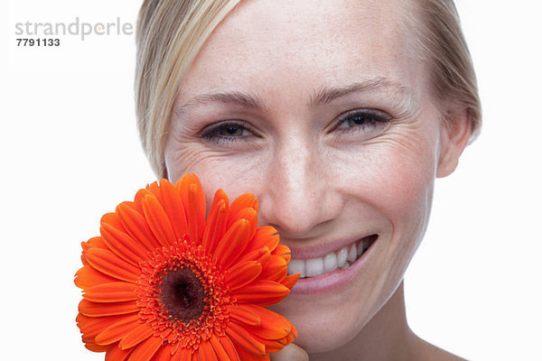 Junge Frau mit Orangenblüte