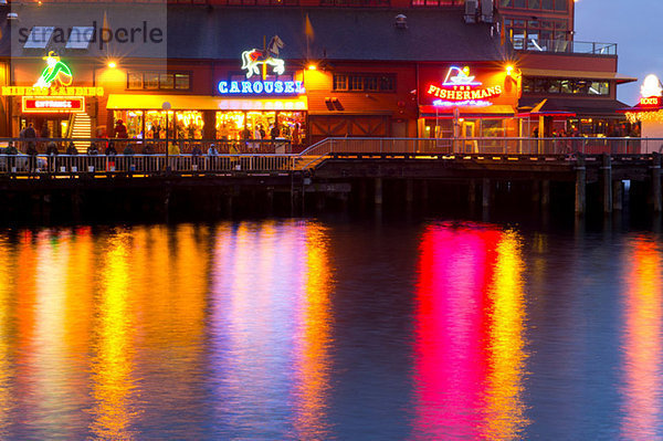 Lichter am Hafen von Puget Sound  Seattle  USA