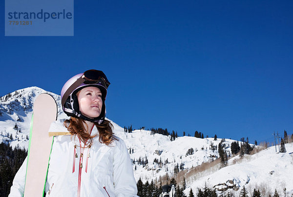 Junge Frau mit Snowboard im Skigebiet Brighton  Utah  USA