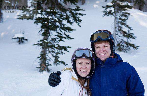 Junges Paar in Skikleidung