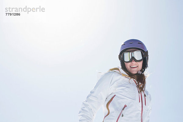 Junge Frau mit Skibrille und Helm