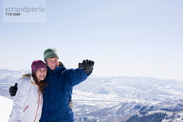 Junges Paar fotografiert sich selbst  Brighton Skigebiet  Utah  USA