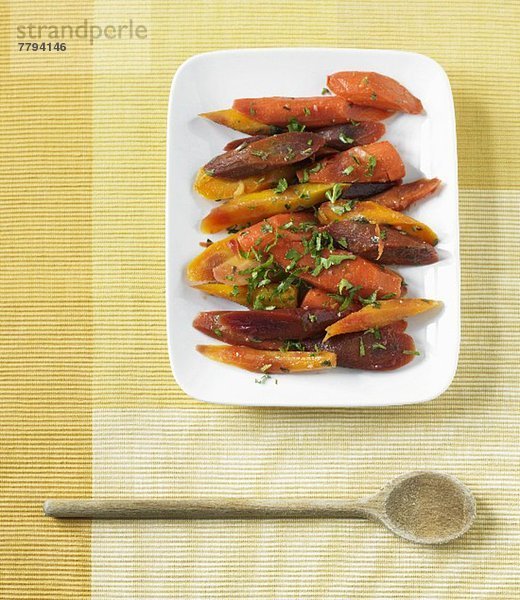 Bunte Karotten mit Petersilie