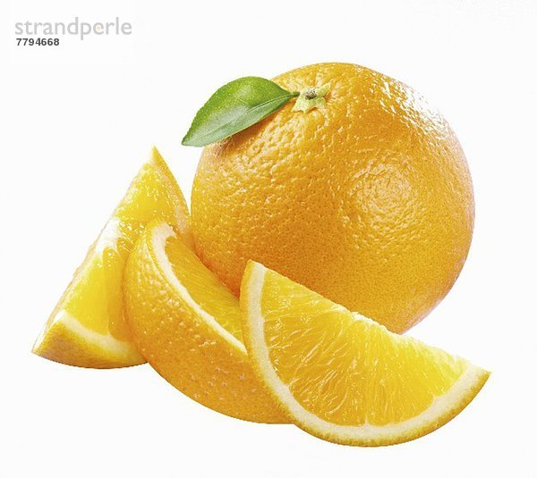Ganze Orange mit Blatt und Orangenschnitze