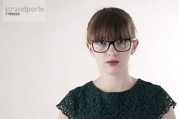 Portrait  Frau  Blick in die Kamera  Brille  jung  Kleidung