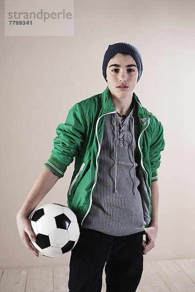 Portrait  Junge - Person  Fußball  Studioaufnahme  Ball Spielzeug
