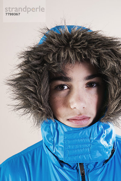 Portrait  Winter  Junge - Person  Jacke  beschneiden  Studioaufnahme  Kunst  Kapuze