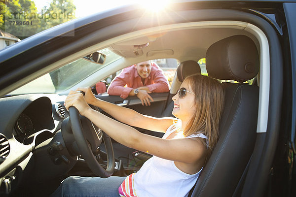 Vereinigte Staaten von Amerika  USA  sitzend  Sitzmöbel  lächeln  Menschlicher Vater  Auto  Sommer  Abend  fahren  simulieren  Sonnenlicht  jung  Portland  Mädchen  Fahrersitz  alt  Oregon  Sitzplatz