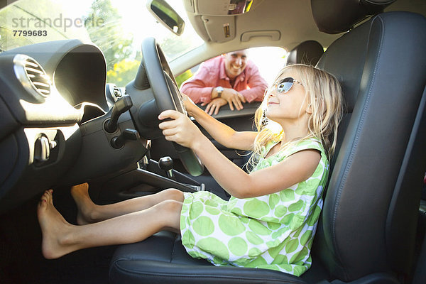 Vereinigte Staaten von Amerika  USA  sitzend  Sitzmöbel  lächeln  Menschlicher Vater  Auto  Sommer  Abend  klein  fahren  simulieren  Sonnenlicht  Portland  Mädchen  Fahrersitz  alt  Oregon  Sitzplatz