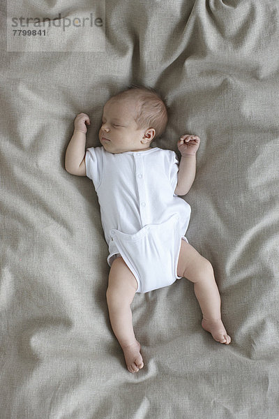 Neugeborenes  neugeboren  Neugeborene  Bett  schlafen  weiß  Unterhemd  Mädchen  Baby  Kanada  Ontario
