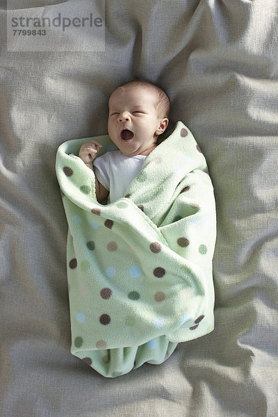 Neugeborenes  neugeboren  Neugeborene  Europäer  Decke  gähnen  Bett  weiß  Unterhemd  Mädchen  Baby