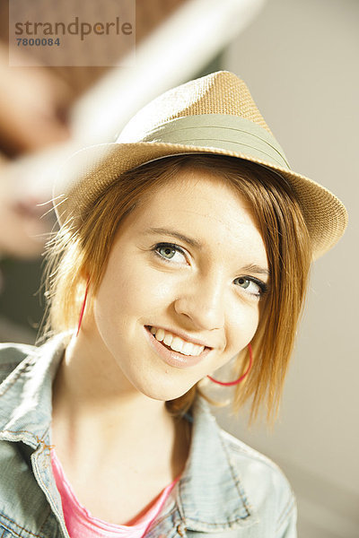 Portrait  Jugendlicher  Hut  Menschliche Schulter  Schultern  Kleidung  Studioaufnahme  Mädchen