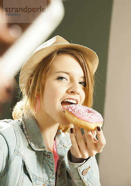 Portrait  Jugendlicher  Hut  Menschliche Schulter  Schultern  Kleidung  Donut  Studioaufnahme  essen  essend  isst  Mädchen