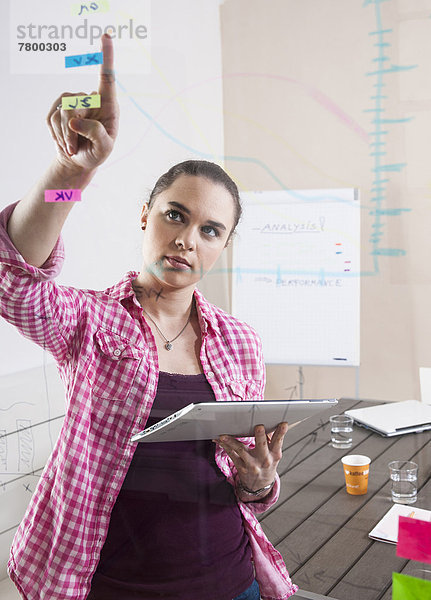 Frau arbeiten Büro jung