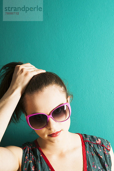 Portrait  Frau  halten  jung  Kleidung  Sonnenbrille  Studioaufnahme  Haar