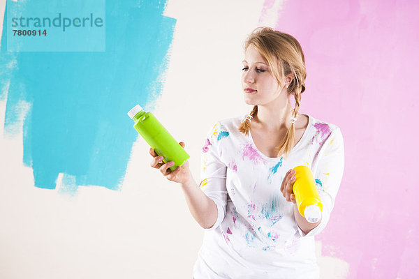 Frau  halten  jung  Farbe  Farben  schießen  Studioaufnahme  bemalen
