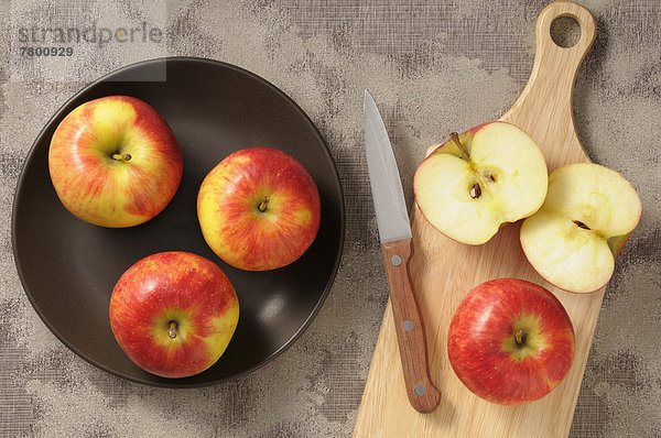 einsteigen  schneiden  Messer  über  Teller  Ansicht  Apfel