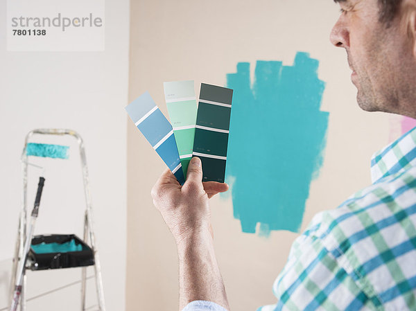 Mann sehen Wohnhaus über reifer Erwachsene reife Erwachsene Ansicht Farbe Farben Muster bemalen