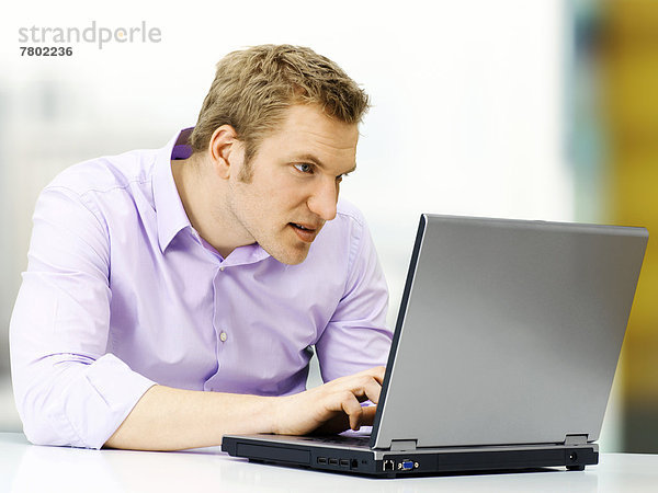 Geschäftsmann am Laptop  konzentriert