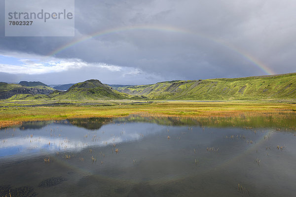Regenbogen über einem kleinen See nahe Sölheimajökulsvegur