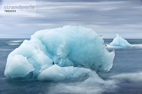 Eisberg im Meer beim Gletschersee Jökulsárlón