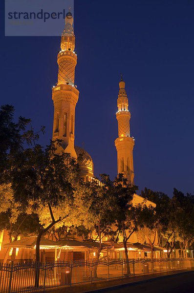 Die Minarette der Jumeirah Moschee bei Nacht
