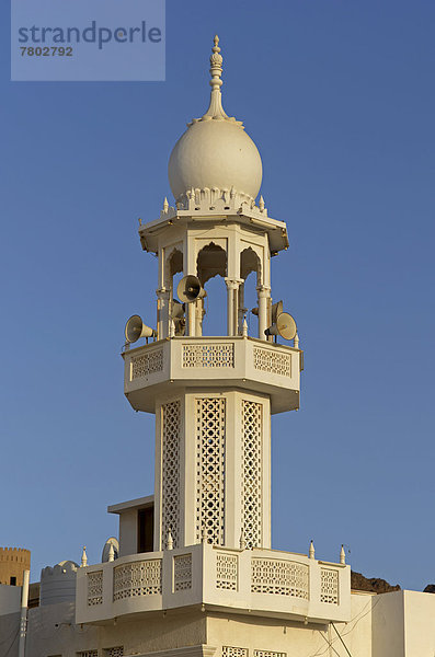 Der weiße Minarett einer kleinen Moschee