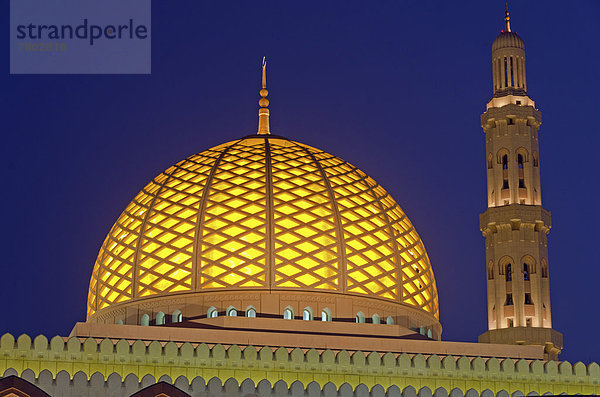 Die beleuchtete Kuppel und Minarett der Große Sultan-Qabus-Moschee  in der Abenddämmerung