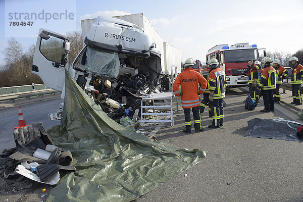 Unfallstelle  zertrümmertes LKW-Führerhaus  tödlicher LKW-Auffahrunfall auf der A 81