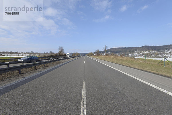 Die leere zweispurige Autobahn A 81 nach einem Verkehrsunfall
