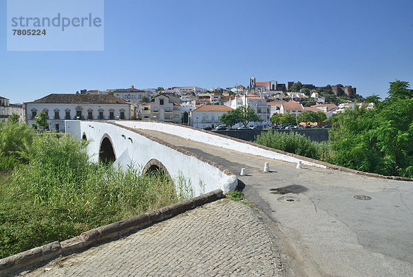 Alte Steinbrücke über den Rio Arade  hinten die Altstadt und die mittelalterliche Burg Castelo de Silves