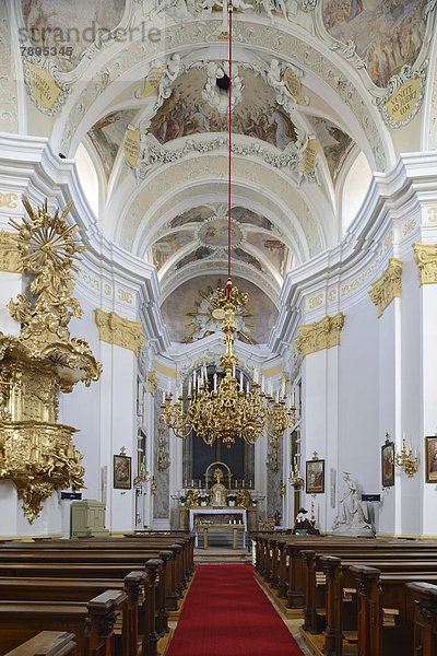 Sicht auf den Altar der Laxenburger Kirche  Barockkirche