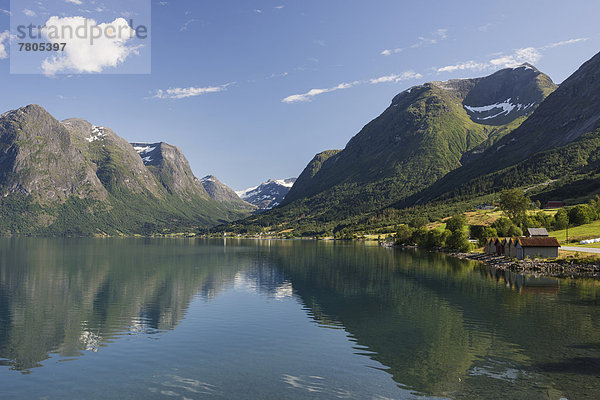 Berge spiegeln sich im See Oppstrynsvatn  hinten der Gletscher Jostedalsbreen