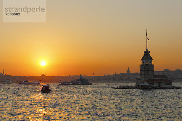 Abendstimmung  Mädchenturm  Leanderturm oder Kiz Kulesi im Bosporus  abends