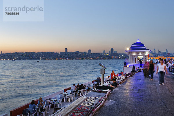 Abendstimmung  Uferpromenade am Bosporus  hinten Besiktas