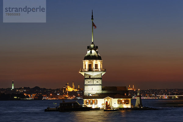 Abendstimmung  Mädchenturm  Leanderturm oder Kiz Kulesi im Bosporus  hinten Süleymaniye-Moschee