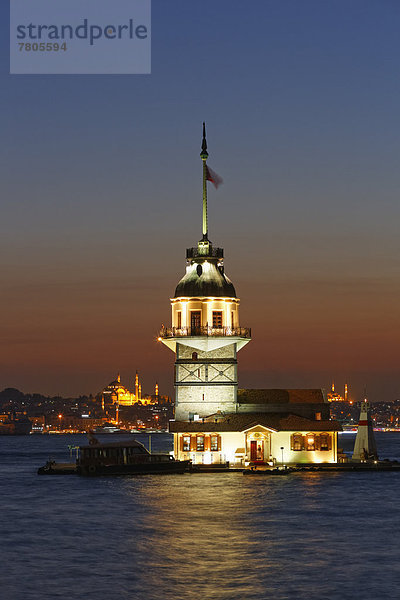 Abendstimmung  Mädchenturm  Leanderturm oder Kiz Kulesi im Bosporus  Üsküdar  hinten Süleymaniye-Moschee