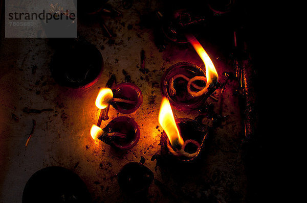 Brennende Öllampen in einem indischen Tempel