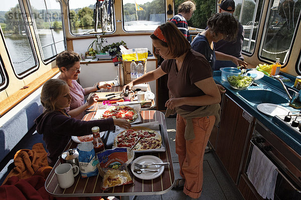 Gemeinsame Zubereitung des Mittagessens im Aufenthaltsraum einer Penichette  Hausboot auf der Saône