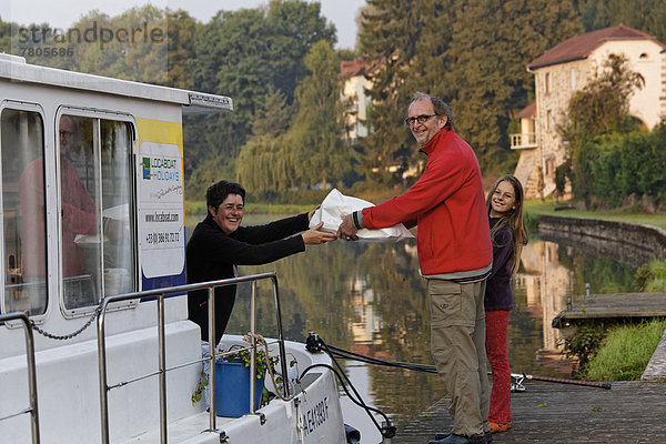 Vater und Tochter nach Broteinkauf am frühen Morgen  Hausboot auf dem Canal des Vosges  früher Canal de l?Est