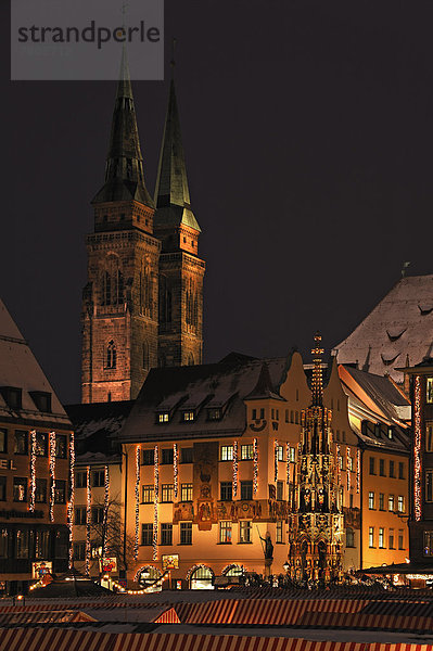 Beleuchteter Nürnberger Christkindlesmarkt  hinten der Schöne Brunnen und die Sebalduskirche