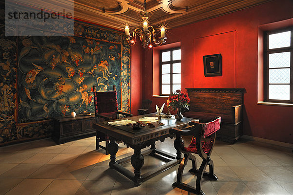 Empfangsraum  Ende 16. Jhd.  holländischer Tisch mit Gewürzen  der Handelsware aus der Zeit  links ein niederländischer Wandteppich von 1570 aus Tournai  im Tucherschloss