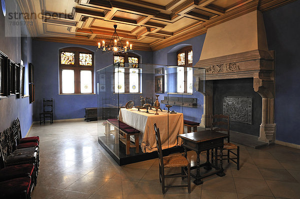 Tucherscher Festsaal  im Glaskasten das achtteilige Tuchersche Gießgeschirr von 1558 - 1562  im Tucherschloss
